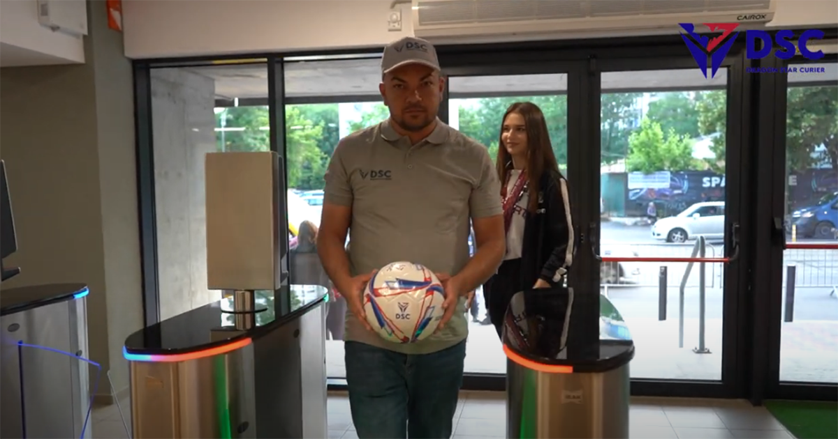 Livrare minge de joc la meciul FC Rapid - FCSB